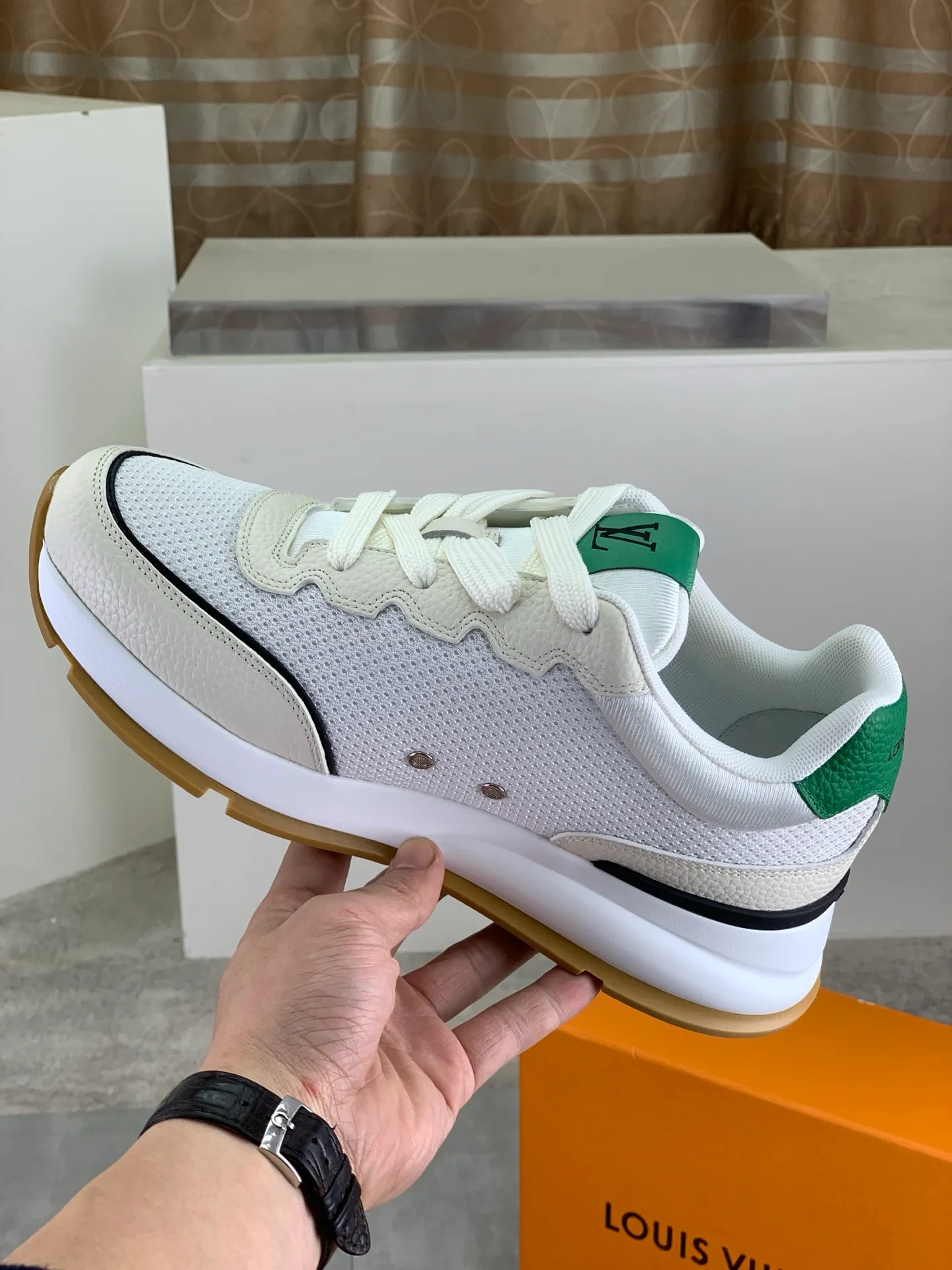 Factory price P700 💶 Top version [LOUIS VUITTON] Couple 🧑‍🤝‍🧑 Craftsman style Counter series (original order) New style 🍀LV Louis Vuitton - top version LV classic high-top trendy shoes! Made of imported original craft calfskin, original breathable lining, and original wear-resistant, lightweight, high-end TPU outsole! High quality products! 4️⃣ colors available, size: female 35-39, male 39-44 (female 40, male 45 46 customized)